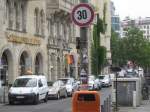  Tempo-30-Schild  am Schiffbauerdamm in Berlin. Entstanden in einer Bastelstunde unter Nachwuchs-Verkehrsplanern? Juni 2012