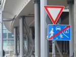 Vorfahrt beachten am Ende eines verkehrsberuhigten Bereiches. Tatsächlich sieht §10 der STVO diese Beschilderung explizit vor, auch wenn allgemein bekannt sein sollte, dass man beim Ausfahren aus so einem Bereich nie Vorrang hat und auch Rechts vor Links nicht gilt. 14.12.2014, Emma-Herwegh-Straße Ecke Clara-Jaschke-Straße