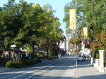 Ausweichspur in der Mitte der Straße in Interlaken. Ein interessantes Konzept, das die in Deutschland oft vorzufindende Variante mit beidseitigen Radfahrstreifen in engen Straßen, die vom Kraftverkehr STVO-widrig mitbenutzt werden müssen, ablösen könnte. Aber sicher in Deutschland nicht zulässig ;-)