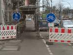 Situation gegen�berliegende Seite: Der auf dem Gehweg gef�hrte benutzungspflichtige Radweg in Fahrtrichtung wird durch ein Zeichen 240 am Bauger�st zu einem gemeinsamen Geh-/Radweg, obwohl daf�r