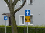 Überholabstand zu Radfahrern halten. In Polen (Gdansk) empfiehlt dieses Schild einen Überholabstand von einem Meter. 13.4.2017