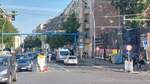 Wegen der Erweiterung der A100 bis zum Treptower Park hat man jetzt den Radverkehr in einem Abschnitt des Markgrafendamms verboten. Im Hintergrund sieht man noch das (fast nie beachtete) Verbot, Radfahrer dort zu überholen. Eine Umleitung ist nicht ausgeschildert. Abbiegegebote mit dem Zusatz  Radfahrer frei  leiten den Radverkehr weiterhin in die verbotene Straße. Aber auch damit ist bald Schluss, weil der Radweg auf der Elsenbrücke entfernt und dem Autostau zugesprochen wird. 28.9.2025