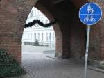 Radfahren auf dem Zebrastreifen - nicht verboten, aber ohne den Vorrang, den Fu�g�nger genie�en.