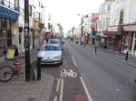 Schutzstreifen in England - in einer Einbahnstra�e, die in Gegenrichtung f�r Radfahrer freigegeben ist.