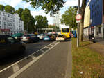 Bus und Taxi benutzen den Radweg der Elsenstraße. Obwohl in Berlin noch Ferien sind, ist an diesem Montag schon ein heftiger Stau kurz hinter dem Ausgang der A100 am Treptower Park entstanden. Bürgermeister Wegner sagt, die Bürger dürften sich über weniger Verkehr in den Wohngebieten freuen - wer allerdings den Berufsverkehr (mit oder) ohne Auto bestreiten will oder muss, wird wenig amüsiert sein über so eine  Lösung .