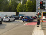 Grüne Ampel und Radweg - nicht umsonst eine Kombination, die besonders unfallkritisch ist. Hier habe ich keine Ampelphase beobachten können, in der wenigstens die Furten freigehalten wurden.

Sowohl der Abbiegeverkehr (die Pkw im Vordergrund) als auch der Geradeausverkehr sind noch lange nach der eigenen Grünphase in der Kreuzung. Große Fahrzeuge wie der Bus und der Lkw im Hintergrund können auch gar nicht nur dann einfahren, wenn die Kreuzung wirklich frei ist - denn vor ihnen steht alles.

Es wäre interessant, wie stark das ständige gegenseitige Behindern den Durchfluss der Kreuzung verringert. 

1.9.2025, Berlin, Am Treptower Park / Elsenstraße